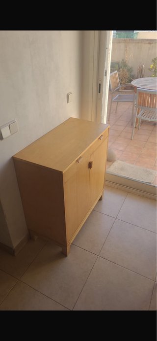 Mueble de madera marrón