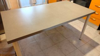 Tavolo da cucina beige e bianco