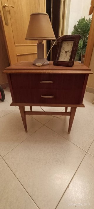 Mesita de noche de madera