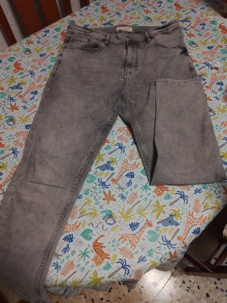 Pantalón vaquero Pull&Bear gris talla 42