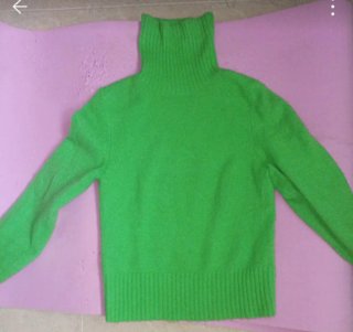 Jersey verde cuello alto