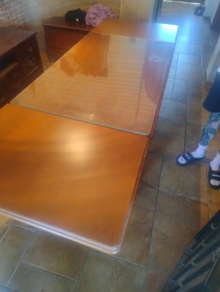 Mesa extensible y 3 sillas de madera
