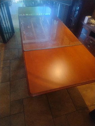 Mesa extensible y 3 sillas de madera
