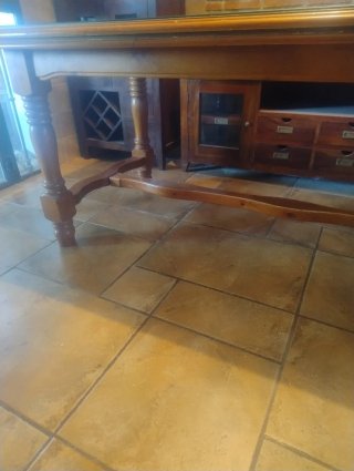 Mesa extensible y 3 sillas de madera