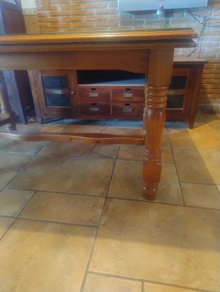 Mesa extensible y 3 sillas de madera
