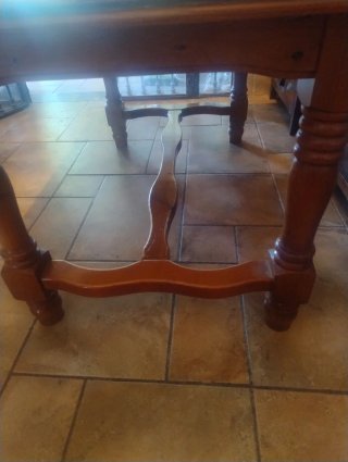 Mesa extensible y 3 sillas de madera