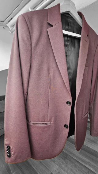 Traje Granate perfecto para graduaciones o bodas.