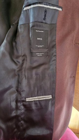 Traje Granate perfecto para graduaciones o bodas.