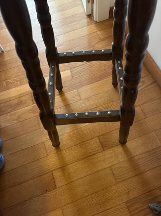 Taburete de madera marrón