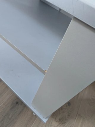 Mesa TV con ruedas color gris