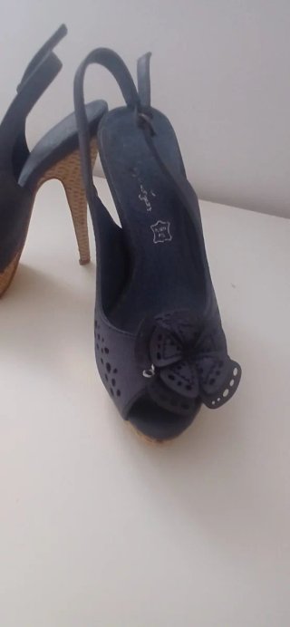 Zapatos de tacón azul con mariposa