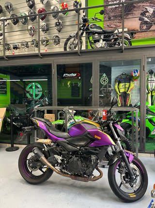 Kawasaki Z500 SE 2024 para reparar.
