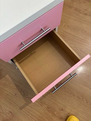 Mesita de noche rosa y blanca