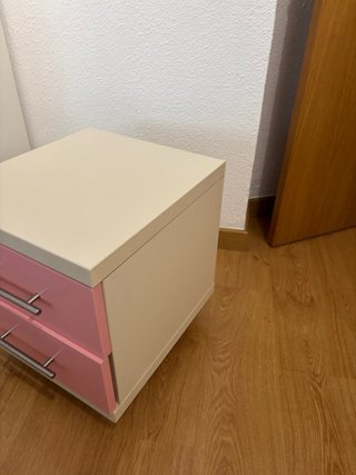 Mesita de noche rosa y blanca