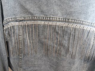 Chaqueta tejana corta con pedrería