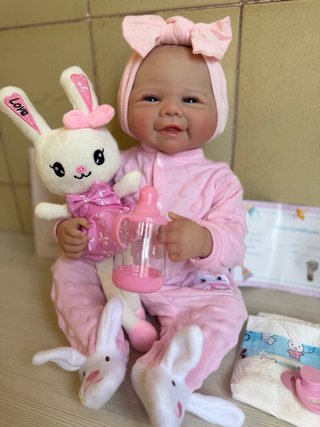 Bambola reborn con peluche coniglietto