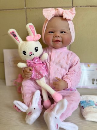 Bambola reborn con peluche coniglietto