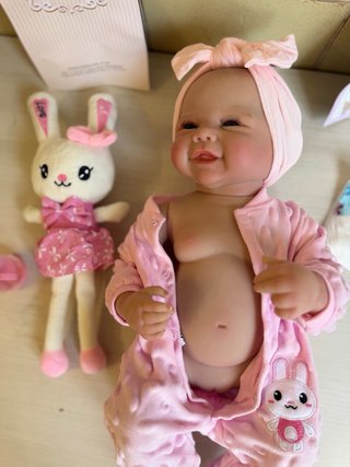 Bambola reborn con peluche coniglietto