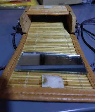 Mini bolso de bambu con espejo