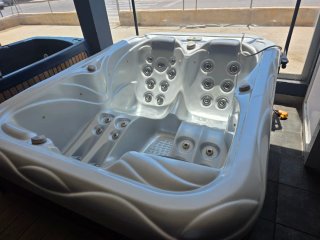 Jacuzzi con GARANTIA + TAPA + ESCALERA