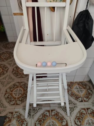 Trona de madera blanca