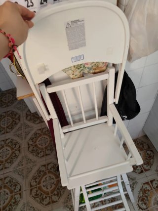 Trona de madera blanca