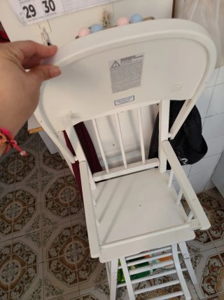 Trona de madera blanca