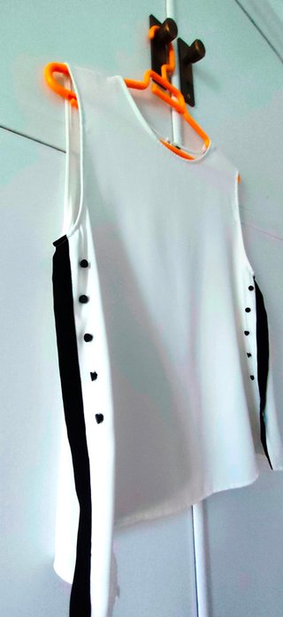 Blusa blanca sin mangas con detalle negro