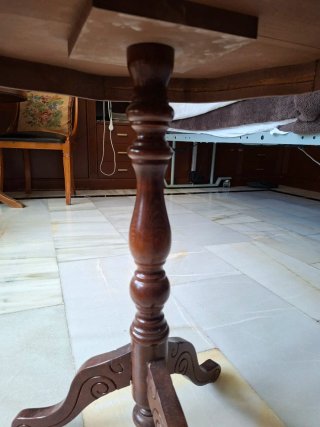 Mesita auxiliar de madera con incrustaciones