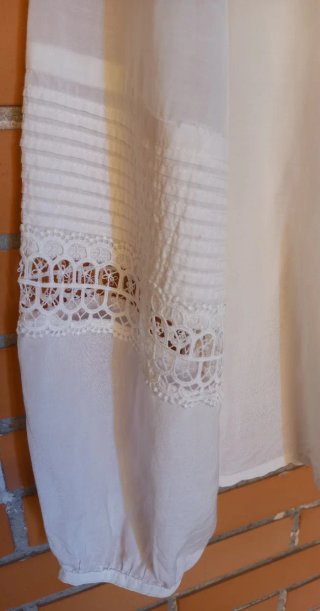 Blusa blanca con encaje