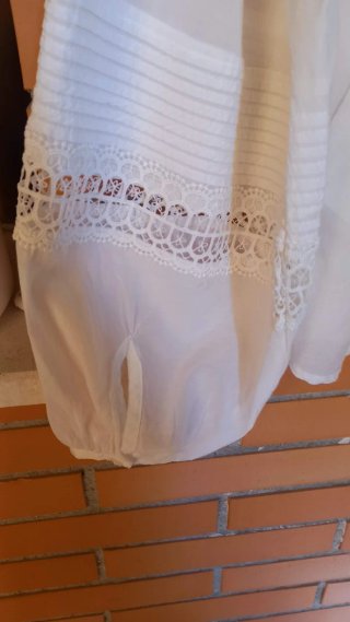 Blusa blanca con encaje
