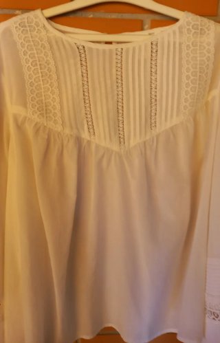 Blusa blanca con encaje