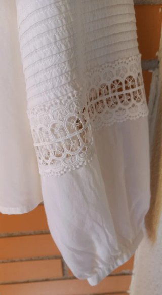 Blusa blanca con encaje