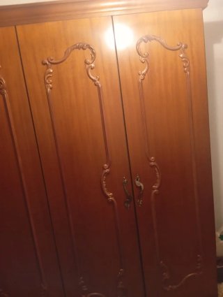 Armario de madera con puertas y tiradores