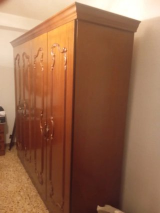 Armario de madera con puertas y tiradores