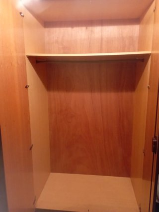Armario de madera con puertas y tiradores