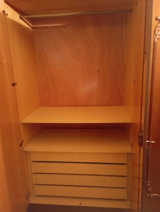 Armario de madera con puertas y tiradores