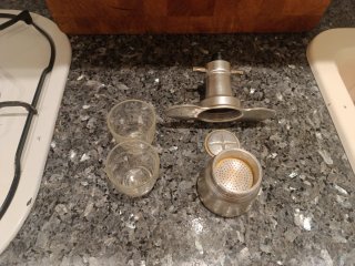 Cafetera italiana con dos vasos
