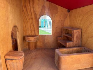 Casita de muñecas artesanal de madera