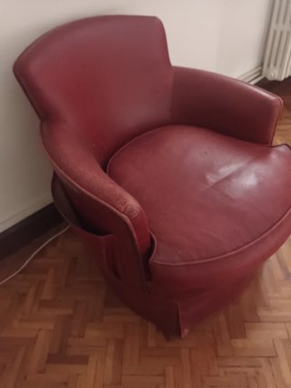 Sillón tapizado piel rojo