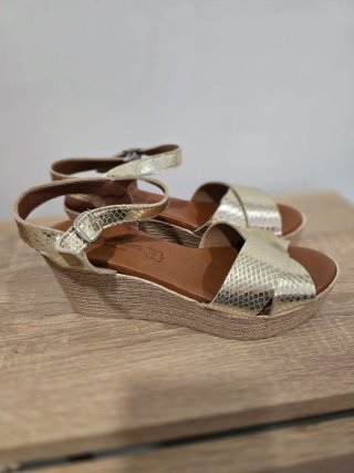 Sandalias cuña doradas talla 38 de piel