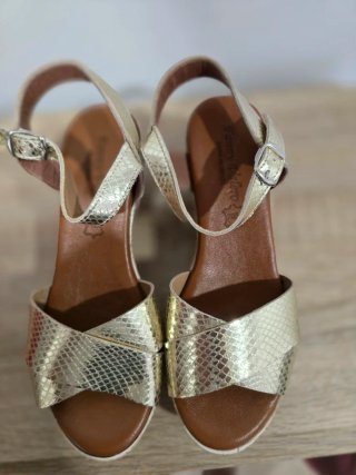 Sandalias cuña doradas talla 38 de piel