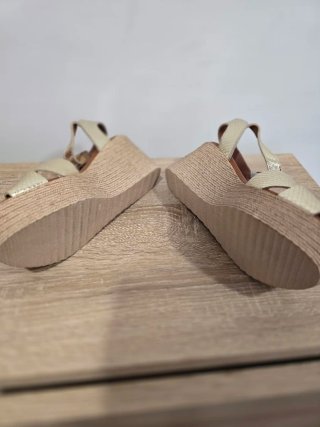 Sandalias cuña doradas talla 38 de piel