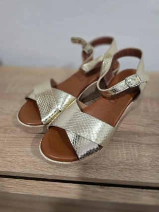 Sandalias cuña doradas talla 38 de piel