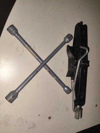 Gato mecánico y llave cruz