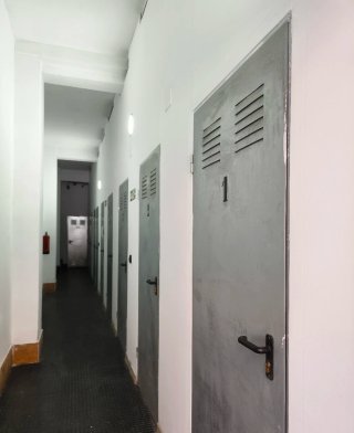 ALQUILO trastero con estanterías