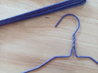 Perchas ropa color morado