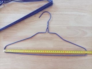Perchas ropa color morado