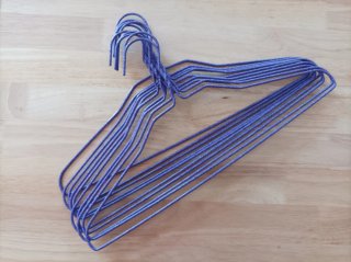 Perchas ropa color morado