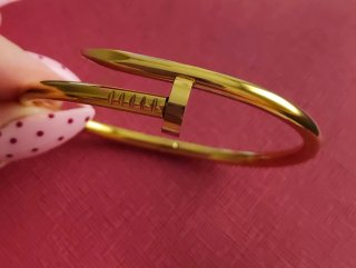 Pulsera dorada estilo clavo